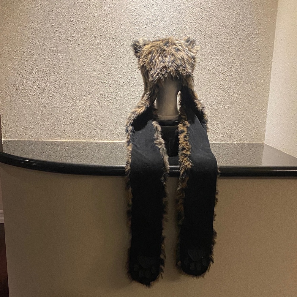 Faux Fur Leopard Hat with Long Scarf Paws. One size. - Picture 7 of 10